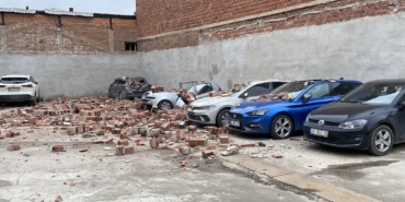 Tepebaşı Yenibağlar’da binanın çatı duvarı otoparka devrildi, 6 araçta hasar oluştu