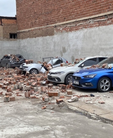 Tepebaşı Yenibağlar’da binanın çatı duvarı otoparka devrildi, 6 araçta hasar oluştu