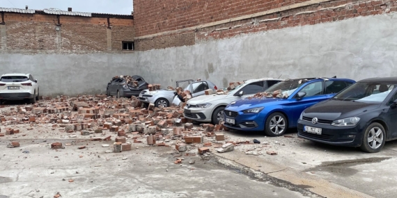 Tepebaşı Yenibağlar’da binanın çatı duvarı otoparka devrildi, 6 araçta hasar oluştu