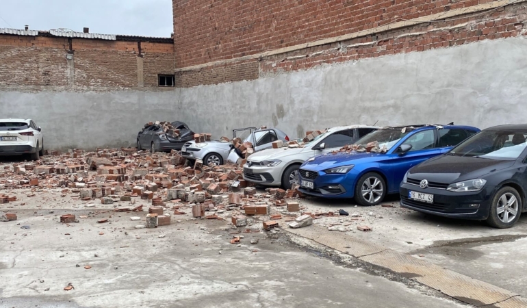 Tepebaşı Yenibağlar’da binanın çatı duvarı otoparka devrildi, 6 araçta hasar oluştu