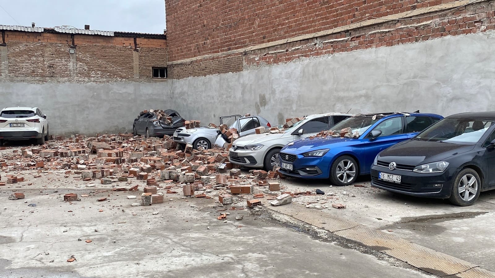 Tepebaşı Yenibağlar’da binanın çatı duvarı otoparka devrildi, 6 araçta hasar oluştu