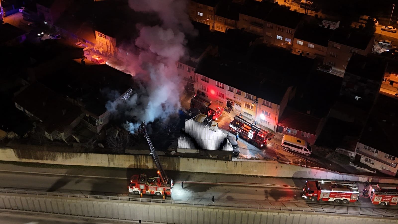 Tepebaşı Kumlubel’de ahşap dolu depoda yangın