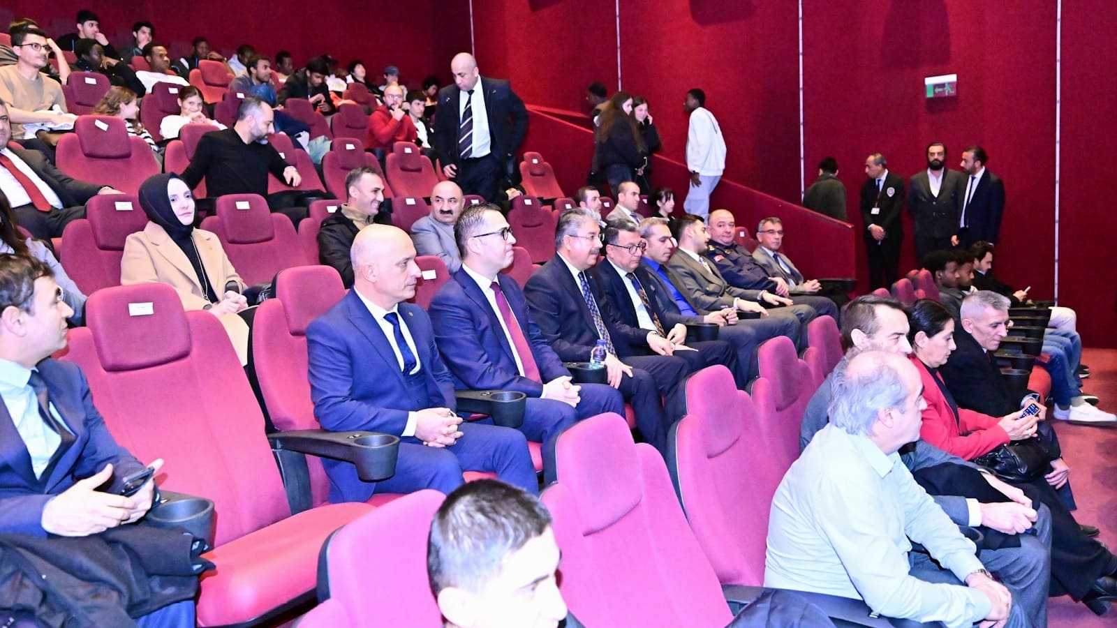 Vali Yılmaz, Gazze'de bir çocuğun şehadet öyküsünü konu alan 'Hind Rajab'ın Sesi' filmini izledi