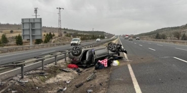 KONTROLDEN ÇIKAN OTOMOBİL TERS DÖNDÜ: 2 YARALI