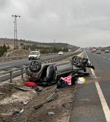 KONTROLDEN ÇIKAN OTOMOBİL TERS DÖNDÜ: 2 YARALI