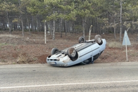 KAYGAN YOLDA TAKLA ATAN ARAÇTAKİ 2 KİŞİ YARALANDI