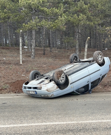 KAYGAN YOLDA TAKLA ATAN ARAÇTAKİ 2 KİŞİ YARALANDI