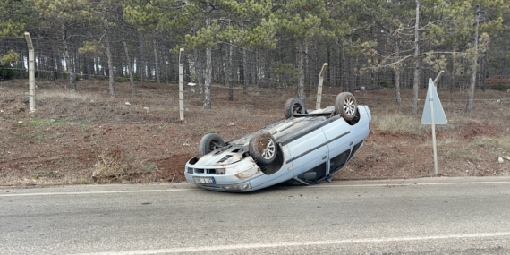 KAYGAN YOLDA TAKLA ATAN ARAÇTAKİ 2 KİŞİ YARALANDI