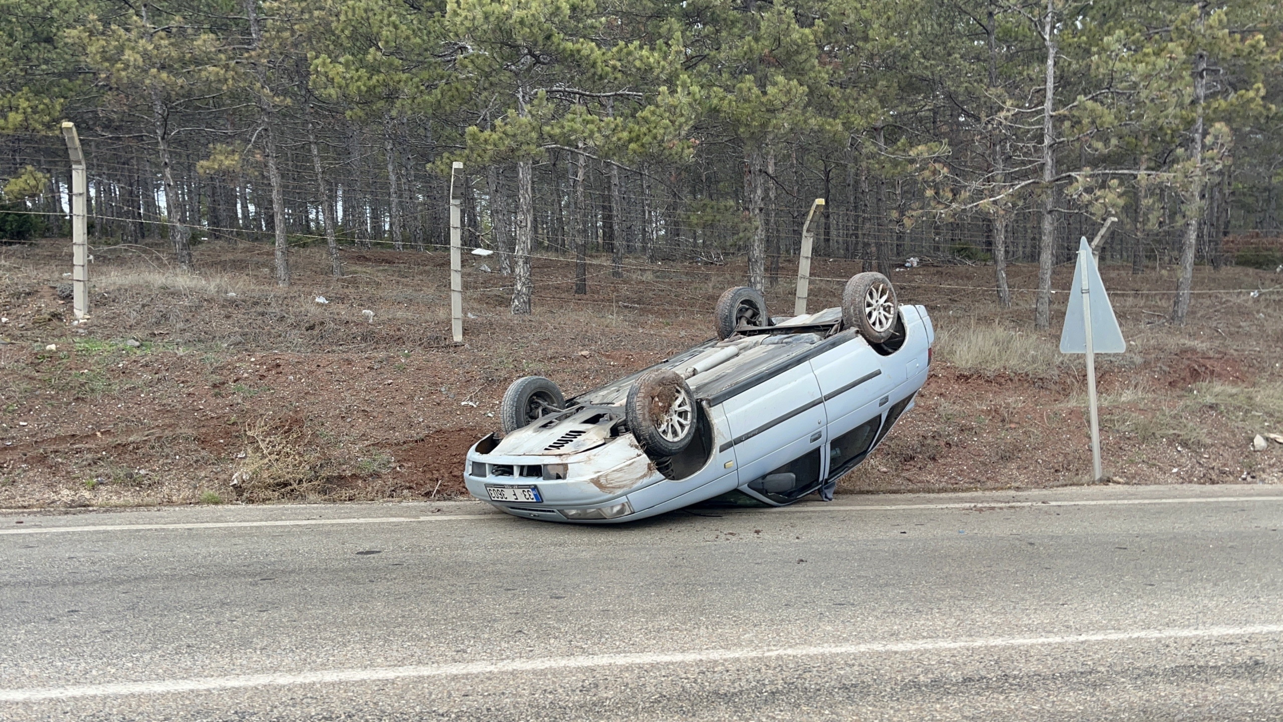 KAYGAN YOLDA TAKLA ATAN ARAÇTAKİ 2 KİŞİ YARALANDI