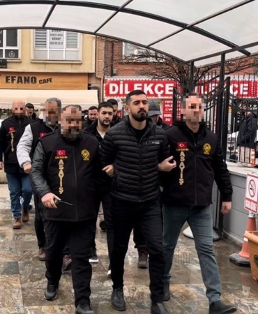 ESKİŞEHİR'DE GAZETECİYE SALDIRI OLAYIYLA ALAKALI YAKALANAN 7 ŞÜPHELİ ADLİYEYE SEVK EDİLDİ