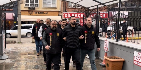 ESKİŞEHİR'DE GAZETECİYE SALDIRI OLAYIYLA ALAKALI YAKALANAN 7 ŞÜPHELİ ADLİYEYE SEVK EDİLDİ