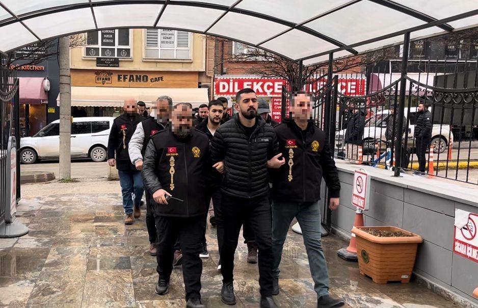 ESKİŞEHİR'DE GAZETECİYE SALDIRI OLAYIYLA ALAKALI YAKALANAN 7 ŞÜPHELİ ADLİYEYE SEVK EDİLDİ