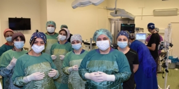 ESOGÜ HASTANESİ, KEMİK İLİĞİ NAKLİ İLE HASTALARA UMUT OLMAYI SÜRDÜRÜYOR İLK KEMİK İLİĞİ NAKLİ 2021 YILINDA BAŞLADI, ŞİMDİYE KADAR 37 BAŞARILI KEMİK İLİĞİ NAKLİ GERÇEKLEŞTİRİLDİ