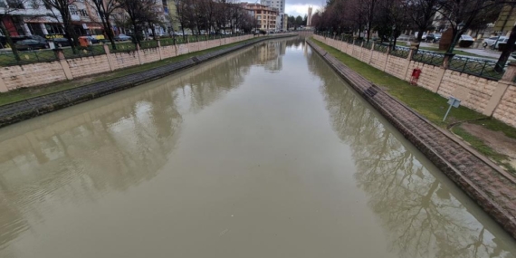 Porsuk Çayı kahverengi tonuna büründü