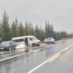 ESKİŞEHİR- AFYONKARAHİSAR YOLUNDA KONTROLDEN ÇIKAN MİNİBÜS ŞARAMPOLE SAVRULDU