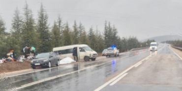ESKİŞEHİR- AFYONKARAHİSAR YOLUNDA KONTROLDEN ÇIKAN MİNİBÜS ŞARAMPOLE SAVRULDU