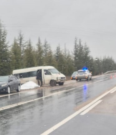 ESKİŞEHİR- AFYONKARAHİSAR YOLUNDA KONTROLDEN ÇIKAN MİNİBÜS ŞARAMPOLE SAVRULDU