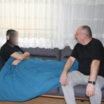 4 ÖĞRENCİ TARAFINDAN OMURİLİĞİ KIRILAN KAYRA, POLİSLİK HAYALİNDEN MAHRUM KALMAK İSTEMİYOR 'TOP ATMA' MESELESİNDEN ÇENESİ VE OMURİLİĞİ KIRILAN ÇOCUK İLK KEZ KONUŞTU KAYRA ALTINKAMA: "MUŞTA BİR SİLAH VE OKULA SOKULMASI, BARINDIRILMASI VE FARK EDİLMEMESİ ÇOK SAÇMA" "4 KİŞİ TARAFINDAN 15-20 TANE YUMRUK GELDİ. UFAK BİLİNÇ KAYIPLARI YAŞADIM" "DAHA ÖNCEDEN BİR ARKADAŞIMIN KARDEŞİNİ DARP ETMİŞLERDİ, ŞAHİT OLMUŞTUM" "ASKER VEYA POLİS OLMA İSTEĞİM VARDI, İZLERDEN DOLAYI MUHTEMELEN HAYALİM GERÇEKLEŞMEYECEK" "VATANIMA, MİLLETİME BİR YARDIMIM DOKUNSUN İSTERİM" "MUŞTA GİBİ BİR SİLAHIN OKULA SOKULMASI, BARINDIRILMASI VE FARK EDİLMEMESİ ÇOK SAÇMA"