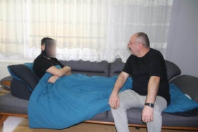 4 ÖĞRENCİ TARAFINDAN OMURİLİĞİ KIRILAN KAYRA, POLİSLİK HAYALİNDEN MAHRUM KALMAK İSTEMİYOR 'TOP ATMA' MESELESİNDEN ÇENESİ VE OMURİLİĞİ KIRILAN ÇOCUK İLK KEZ KONUŞTU KAYRA ALTINKAMA: "MUŞTA BİR SİLAH VE OKULA SOKULMASI, BARINDIRILMASI VE FARK EDİLMEMESİ ÇOK SAÇMA" "4 KİŞİ TARAFINDAN 15-20 TANE YUMRUK GELDİ. UFAK BİLİNÇ KAYIPLARI YAŞADIM" "DAHA ÖNCEDEN BİR ARKADAŞIMIN KARDEŞİNİ DARP ETMİŞLERDİ, ŞAHİT OLMUŞTUM" "ASKER VEYA POLİS OLMA İSTEĞİM VARDI, İZLERDEN DOLAYI MUHTEMELEN HAYALİM GERÇEKLEŞMEYECEK" "VATANIMA, MİLLETİME BİR YARDIMIM DOKUNSUN İSTERİM" "MUŞTA GİBİ BİR SİLAHIN OKULA SOKULMASI, BARINDIRILMASI VE FARK EDİLMEMESİ ÇOK SAÇMA"