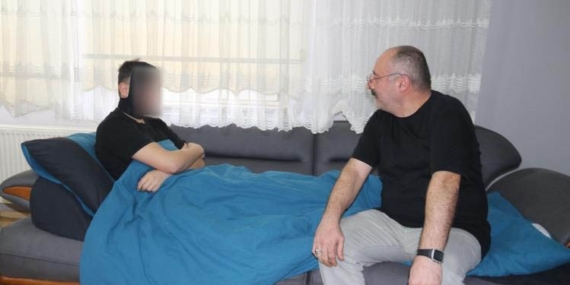 4 ÖĞRENCİ TARAFINDAN OMURİLİĞİ KIRILAN KAYRA, POLİSLİK HAYALİNDEN MAHRUM KALMAK İSTEMİYOR 'TOP ATMA' MESELESİNDEN ÇENESİ VE OMURİLİĞİ KIRILAN ÇOCUK İLK KEZ KONUŞTU KAYRA ALTINKAMA: "MUŞTA BİR SİLAH VE OKULA SOKULMASI, BARINDIRILMASI VE FARK EDİLMEMESİ ÇOK SAÇMA" "4 KİŞİ TARAFINDAN 15-20 TANE YUMRUK GELDİ. UFAK BİLİNÇ KAYIPLARI YAŞADIM" "DAHA ÖNCEDEN BİR ARKADAŞIMIN KARDEŞİNİ DARP ETMİŞLERDİ, ŞAHİT OLMUŞTUM" "ASKER VEYA POLİS OLMA İSTEĞİM VARDI, İZLERDEN DOLAYI MUHTEMELEN HAYALİM GERÇEKLEŞMEYECEK" "VATANIMA, MİLLETİME BİR YARDIMIM DOKUNSUN İSTERİM" "MUŞTA GİBİ BİR SİLAHIN OKULA SOKULMASI, BARINDIRILMASI VE FARK EDİLMEMESİ ÇOK SAÇMA"