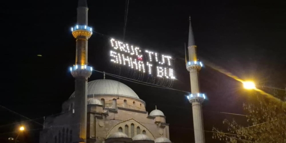 Eskişehir’de mahyalar minareleri süslemeye başladı