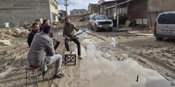 İzahı olmayan şeyin mizahı oldu, sürekli göle dönen sokakta balık tutmaya başladılar