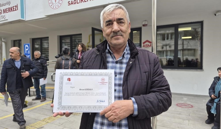 AZMETTİ, 40 YIL İÇTİĞİ SİGARAYI 1 HAFTADA BIRAKTI HER GÜN 3 PAKET BİTİRDİĞİ SİGARAYI HAYATINDAN ÇIKARDI "HANIMI BIRAKIRIM SİGARAYI BIRAKMAM DİYORDUM" "SİGARA SAĞLIĞA ZARARLI, HERKESİN BIRAKMASINI İSTERİM"