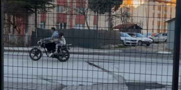 ÇOCUKLARIN PLAKASIZ MOTOSİKLETLE GEZİSİ KORKUTTU