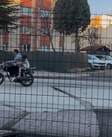 ÇOCUKLARIN PLAKASIZ MOTOSİKLETLE GEZİSİ KORKUTTU