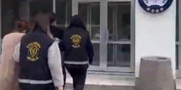 ESKİŞEHİR POLİSİ HIRSIZLARA GÖZ AÇTIRMIYOR BİR EVDEN 35 BİN TL ÇALAN KADIN ŞÜPHELİLER YAKALANDI