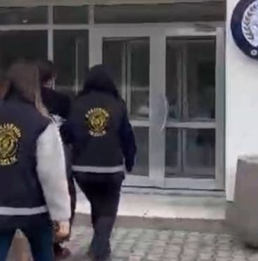 ESKİŞEHİR POLİSİ HIRSIZLARA GÖZ AÇTIRMIYOR BİR EVDEN 35 BİN TL ÇALAN KADIN ŞÜPHELİLER YAKALANDI