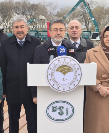 ÇİFTELER BELEDİYESİ HAKKINDA HUKUKİ SÜREÇ BAŞLIYOR BAKAN YUMAKLI, SAKARYABAŞI NEHRİ HAKKINDA AÇIKLAMA YAPTI TARIM VE ORMAN BAKANI İBRAHİM YUMAKLI: "SAKARYA NEHRİ'NİN ÇIKIŞ NOKTASI YENİDEN ESKİ HALİNE GETİRİLDİ" "İZİNSİZ YAPILAN İŞLEMLERLE İLGİLİ HUKUKİ SÜREÇLER YÜRÜTÜLECEKTİR"