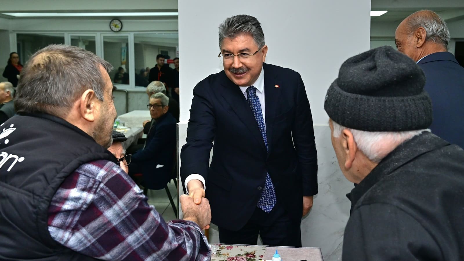 Vali Yılmaz huzurevi sakinlerini unutmadı