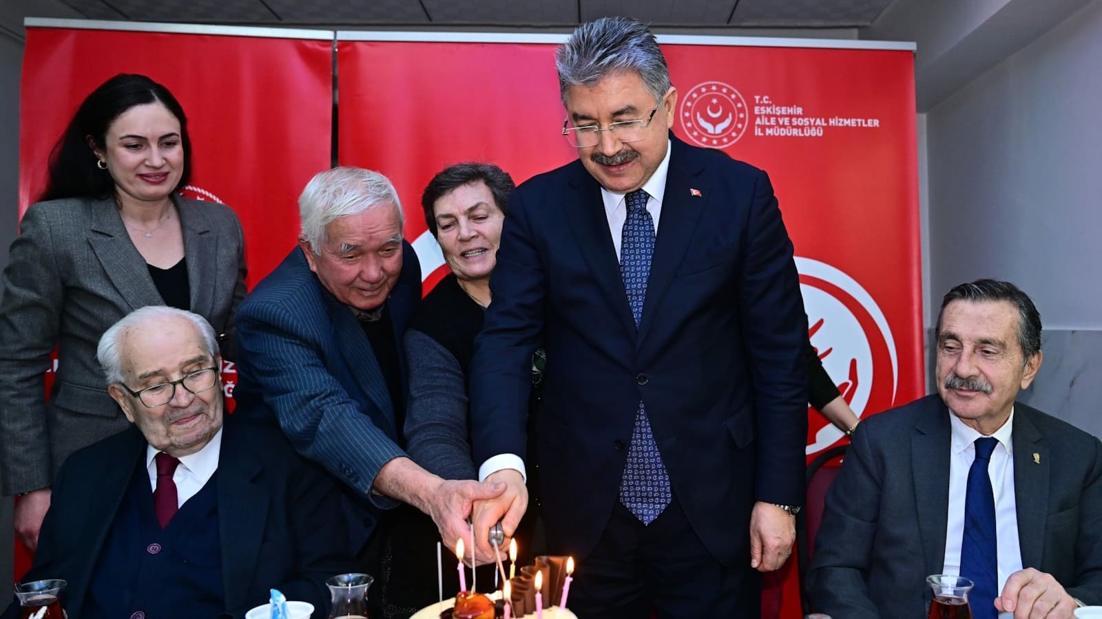 Vali Yılmaz huzurevi sakinlerini unutmadı