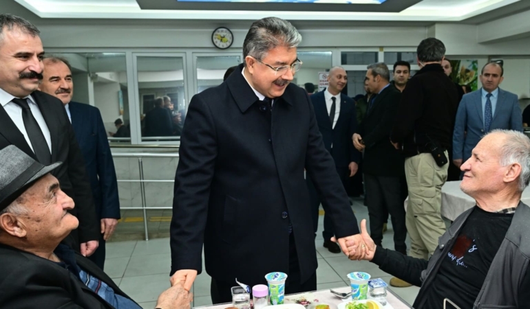 Vali Yılmaz huzurevi sakinlerini unutmadı