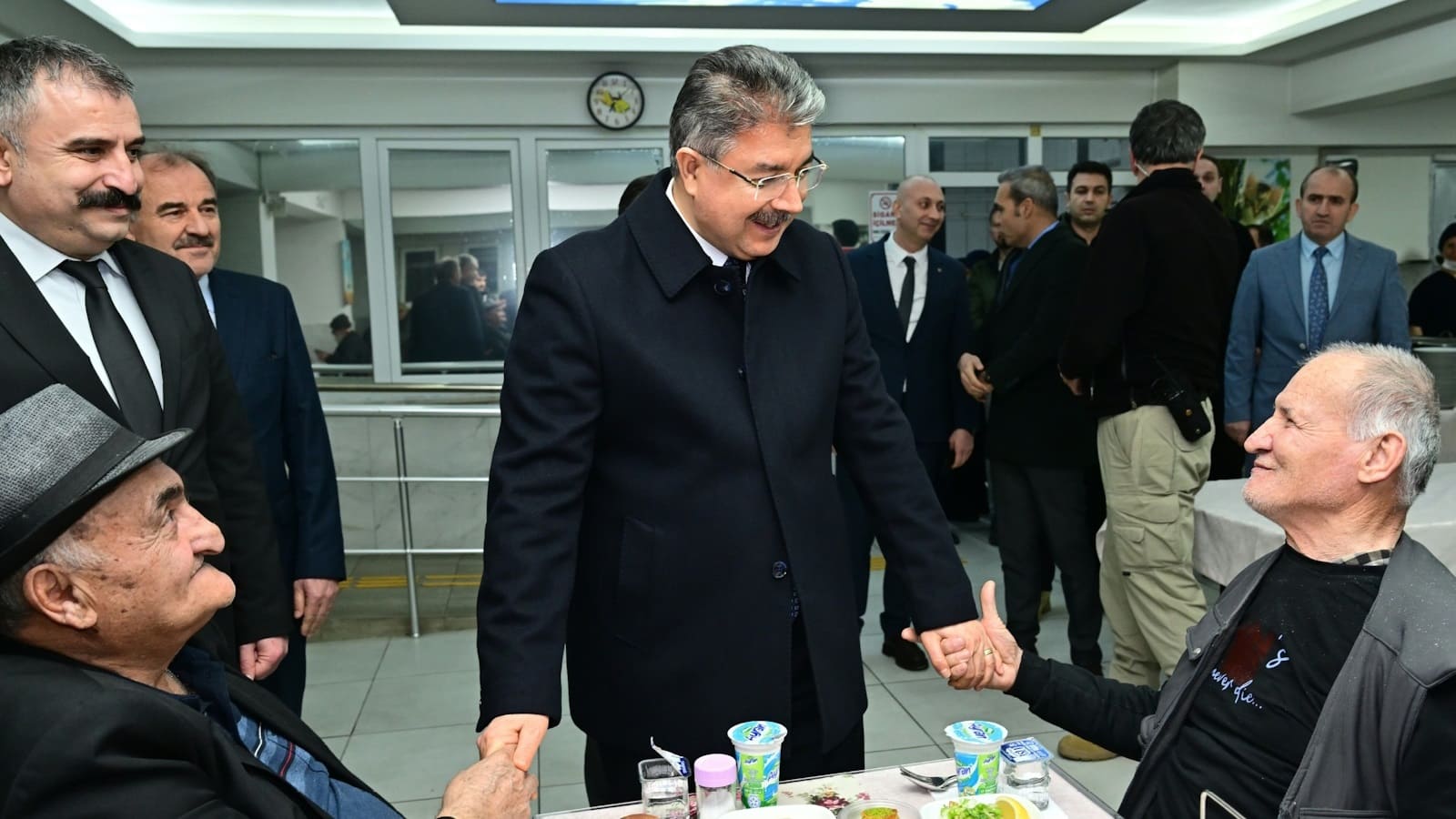 Vali Yılmaz huzurevi sakinlerini unutmadı