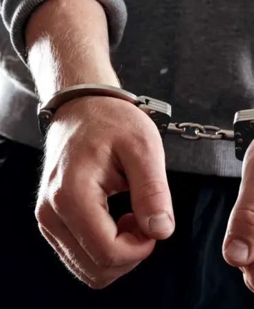 offender-with-his-hands-in-handcuffs-s6gi-vk-u-e-fg