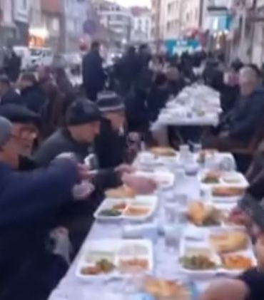 MAHALLELİ KENDİ İMKANLARIYLA BİN KİŞİYE İFTAR VERDİ