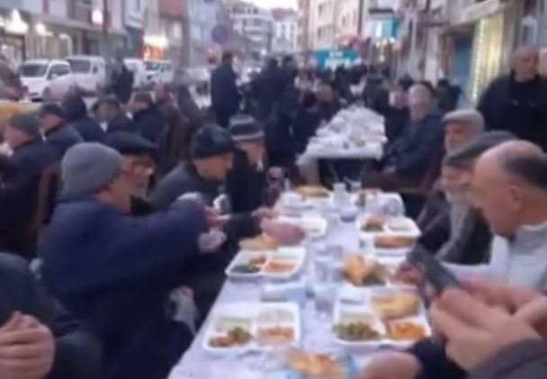 MAHALLELİ KENDİ İMKANLARIYLA BİN KİŞİYE İFTAR VERDİ