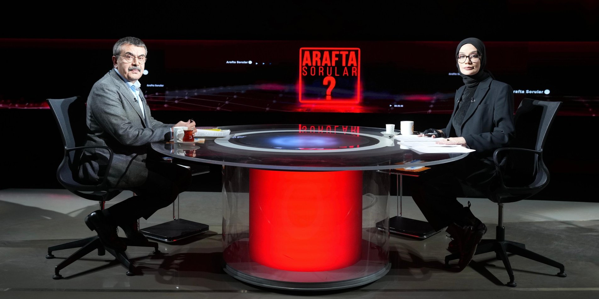 09095958_mansetBAKAN_TEKYN_24_TV_CANLI_YAYININDA_EYYTYM_GUNDEMYNY_DEYERLENDYRDY