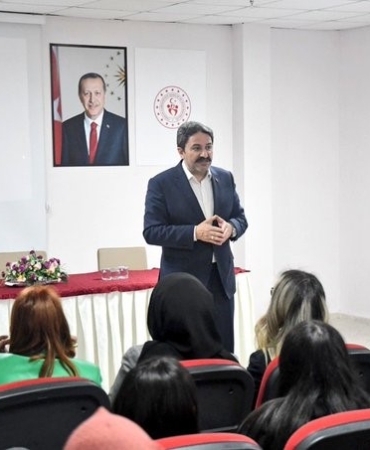 YEŞİLAY ESKİŞEHİR'DE "BAĞIMLILIKLA MÜCADELE" SEMİNERİ YAPTI