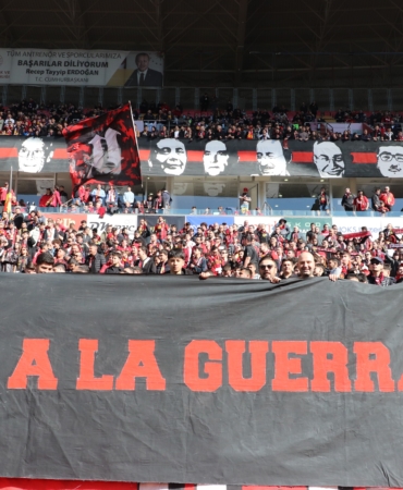 ESKİŞEHİRSPOR TRİBÜNLERİNDEN, İSPANYA'YA SELAM 'LA CASA DE PAPEL' DİZİSİNİN 'BELLA CİAO' MÜZİĞİ ESKİŞEHİRSPOR MARŞINA UYARLANDI ESKİŞEHİRSPOR'DAN 7 GOLLÜ ŞOV