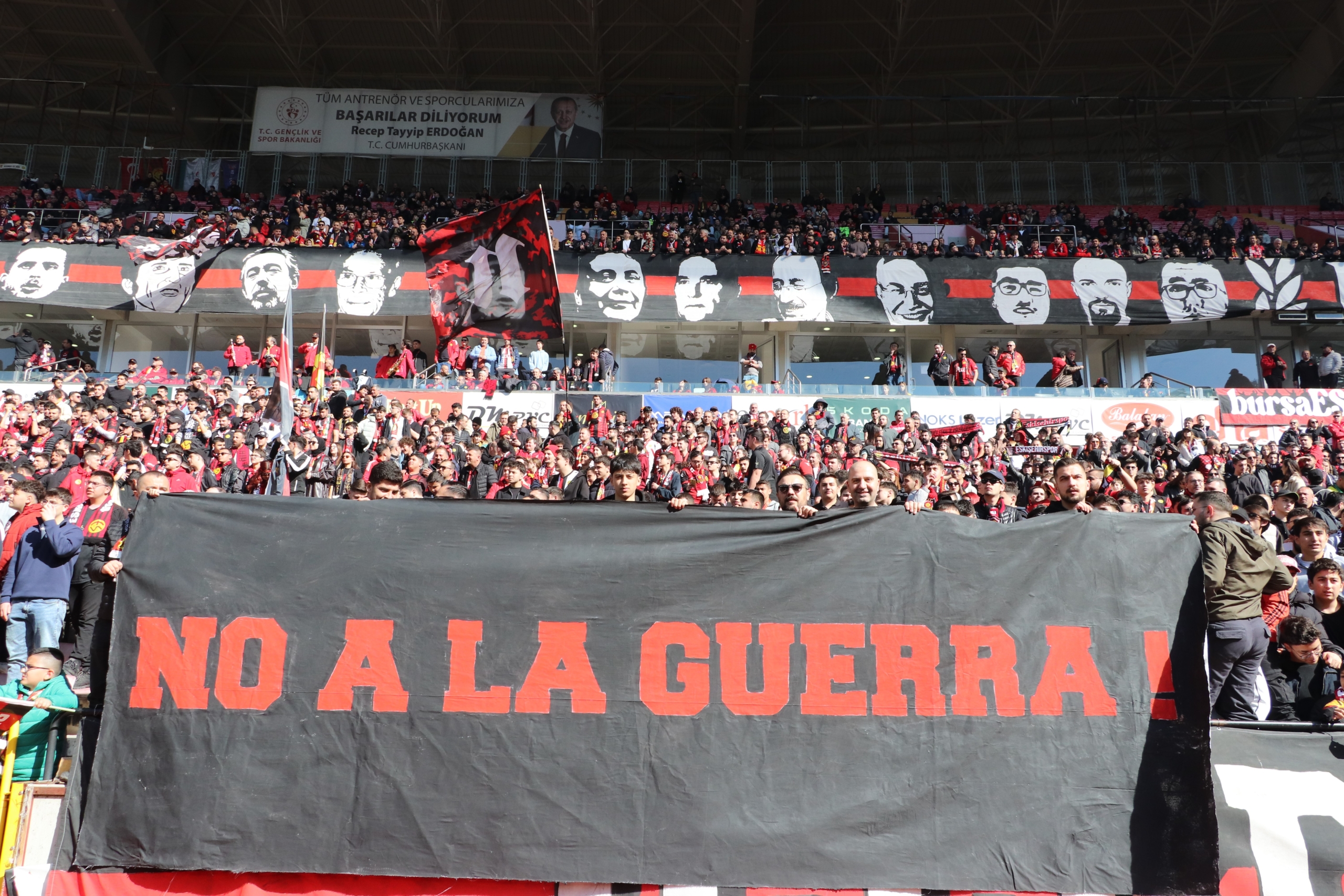 ESKİŞEHİRSPOR TRİBÜNLERİNDEN, İSPANYA'YA SELAM 'LA CASA DE PAPEL' DİZİSİNİN 'BELLA CİAO' MÜZİĞİ ESKİŞEHİRSPOR MARŞINA UYARLANDI ESKİŞEHİRSPOR'DAN 7 GOLLÜ ŞOV