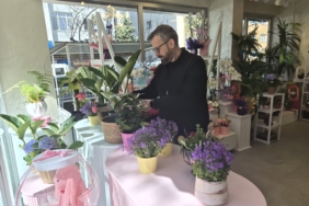 ÇİÇEK HIRSIZLIĞINA ESNAFTAN 'İNCE' SİTEM: "İSTESEYDİ HEDİYE EDERDİK" ESKİŞEHİR'DE ÇİÇEK HIRSIZLIĞI YAPAN YAŞLI ADAM KAMERAYA YANSIDI