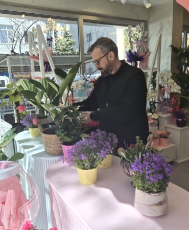 ÇİÇEK HIRSIZLIĞINA ESNAFTAN 'İNCE' SİTEM: "İSTESEYDİ HEDİYE EDERDİK" ESKİŞEHİR'DE ÇİÇEK HIRSIZLIĞI YAPAN YAŞLI ADAM KAMERAYA YANSIDI