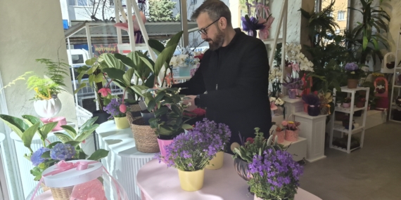 ÇİÇEK HIRSIZLIĞINA ESNAFTAN 'İNCE' SİTEM: "İSTESEYDİ HEDİYE EDERDİK" ESKİŞEHİR'DE ÇİÇEK HIRSIZLIĞI YAPAN YAŞLI ADAM KAMERAYA YANSIDI