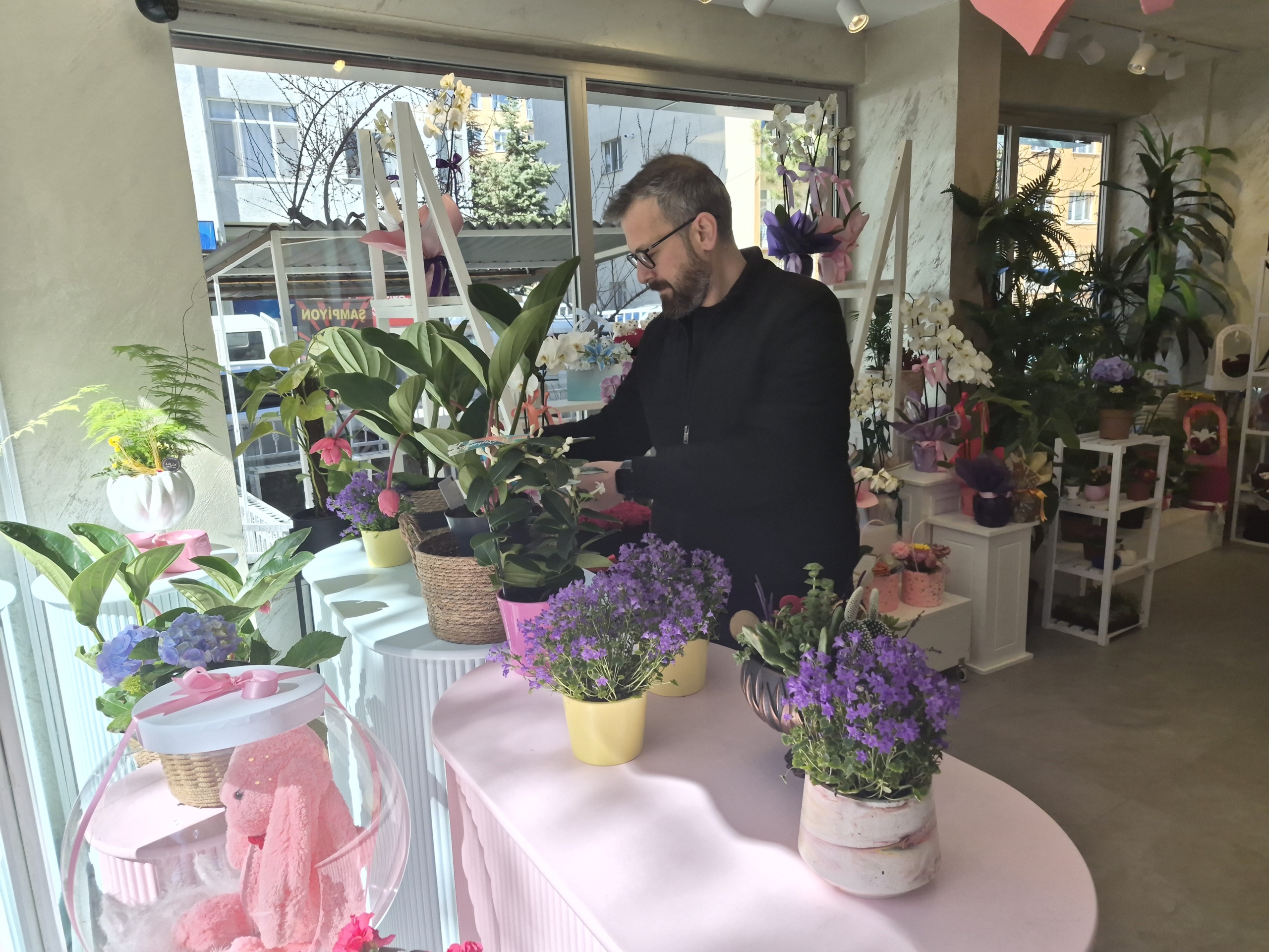 ÇİÇEK HIRSIZLIĞINA ESNAFTAN 'İNCE' SİTEM: "İSTESEYDİ HEDİYE EDERDİK" ESKİŞEHİR'DE ÇİÇEK HIRSIZLIĞI YAPAN YAŞLI ADAM KAMERAYA YANSIDI