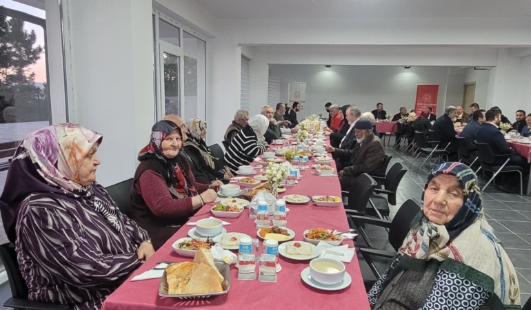 ESKİŞEHİR'DE HUZUREVİ SAKİNLERİ İFTAR SOFRASINDA BULUŞTU İL MÜDÜRÜ ORHAN BAYRAK: "MİLLİ VE MANEVİ DEĞERLERİMİZİN TAŞIYICISI ÇINARLARIMIZLA BİR ARADAYIZ"