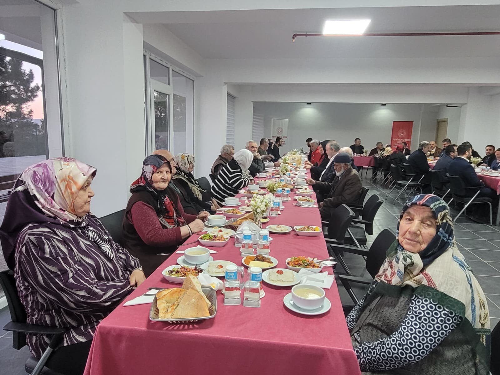 ESKİŞEHİR'DE HUZUREVİ SAKİNLERİ İFTAR SOFRASINDA BULUŞTU İL MÜDÜRÜ ORHAN BAYRAK: "MİLLİ VE MANEVİ DEĞERLERİMİZİN TAŞIYICISI ÇINARLARIMIZLA BİR ARADAYIZ"