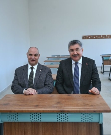 Firuzhan-Kanatli-ve-Il-Millî-Egitim-Muduru-Sinan-Aydin-ile-birlikte-yapimi-tamamlanma-asamasina-gelen-Firuz-Kanatli-Mesleki-ve-Teknik-Anadolu-Lisesinde-incelemelerde-bulundu1